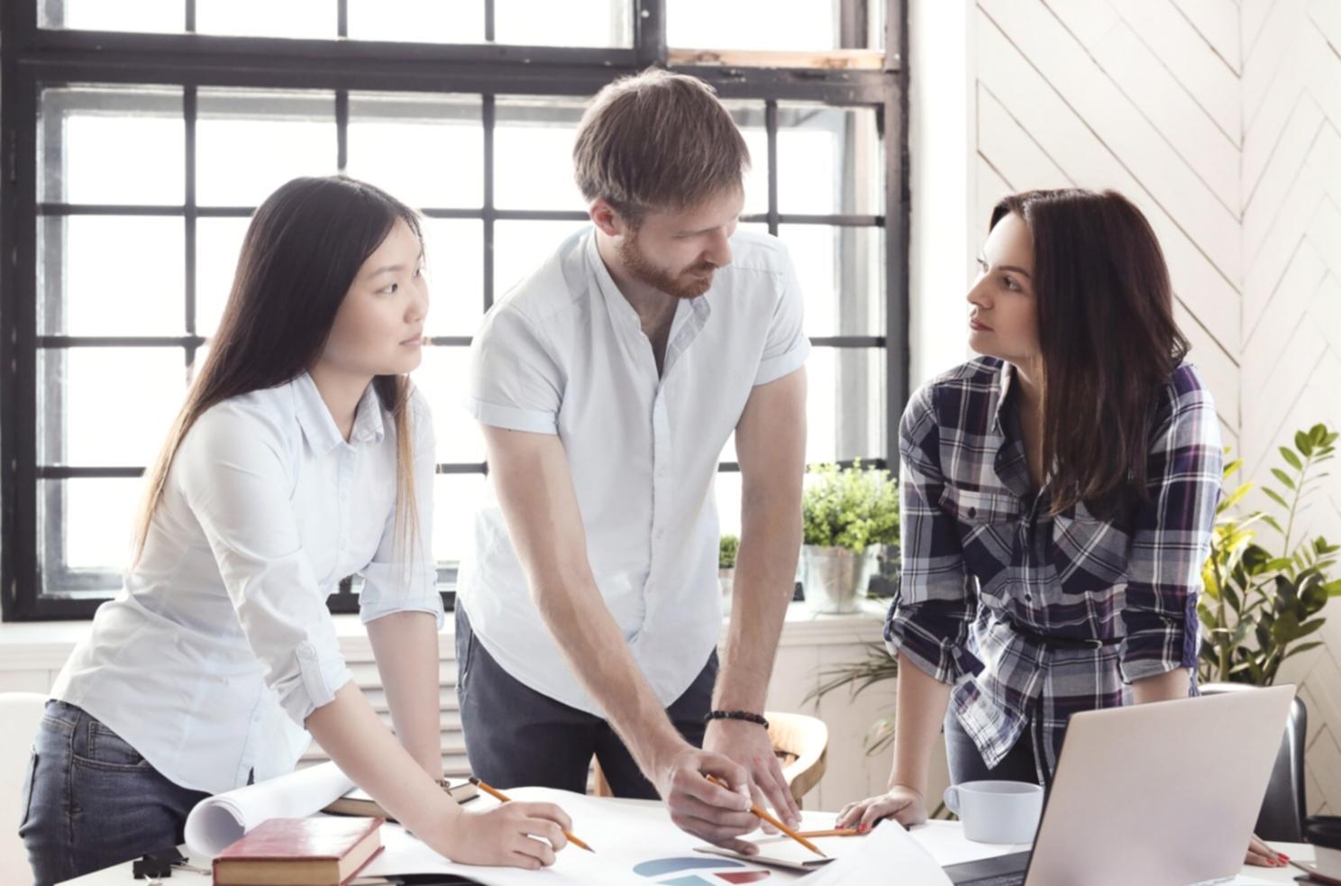 Процесс сертификации бренда с документами и печатями